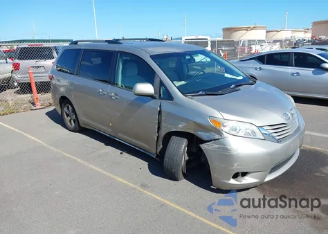 2016 Toyota Sienna Le 8 Passenger z USA, uszkodzony, nr VIN 5TDKK3DC3GS735927